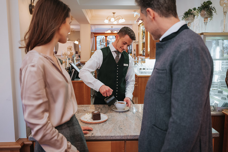 Genuss von Barista Kaffee und Mehlspeisen im Wiener Kaffee